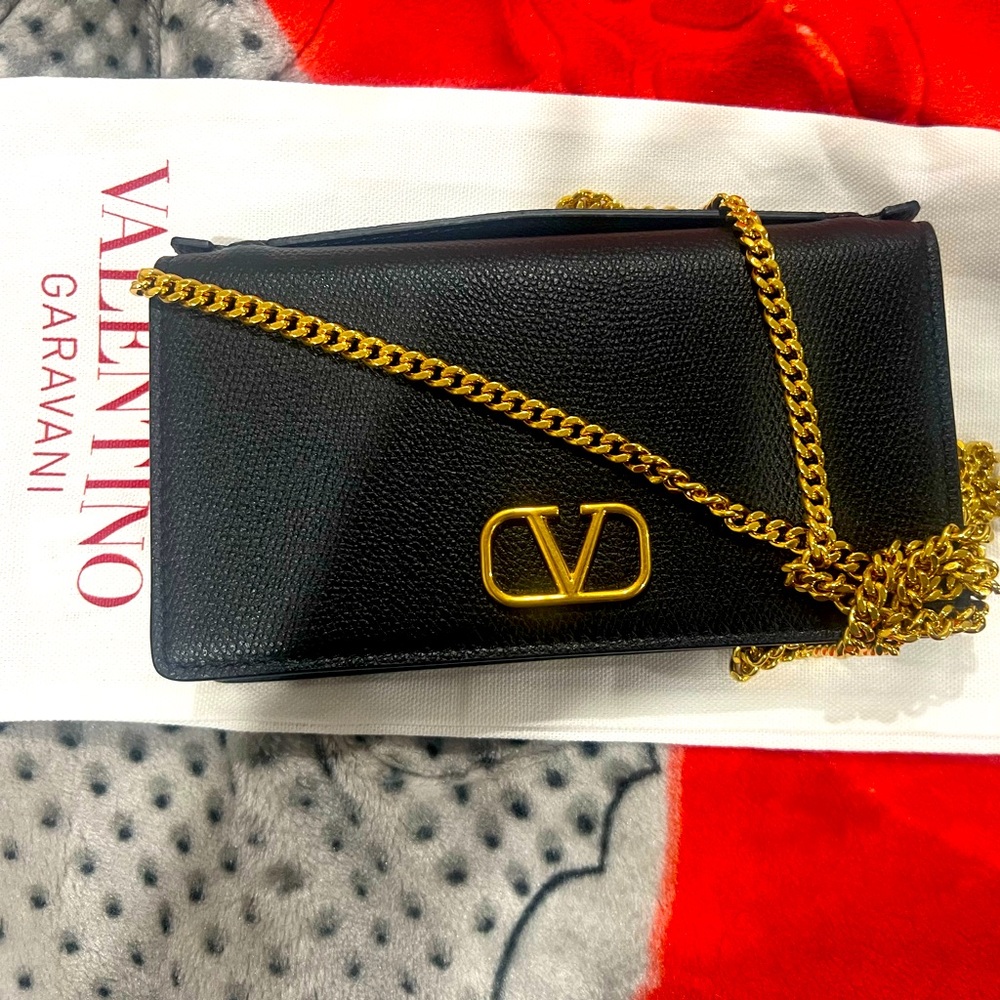 Valentino- VLOGO signature grainy calfskin wallet on chain( gold hdw)